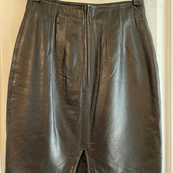 Vintage 90s black leather skirt with back zip size 6 - Picture 2 of 3